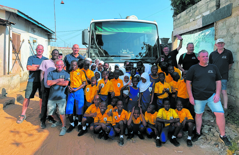 Gambia Groepsfoto overdracht.jpeg