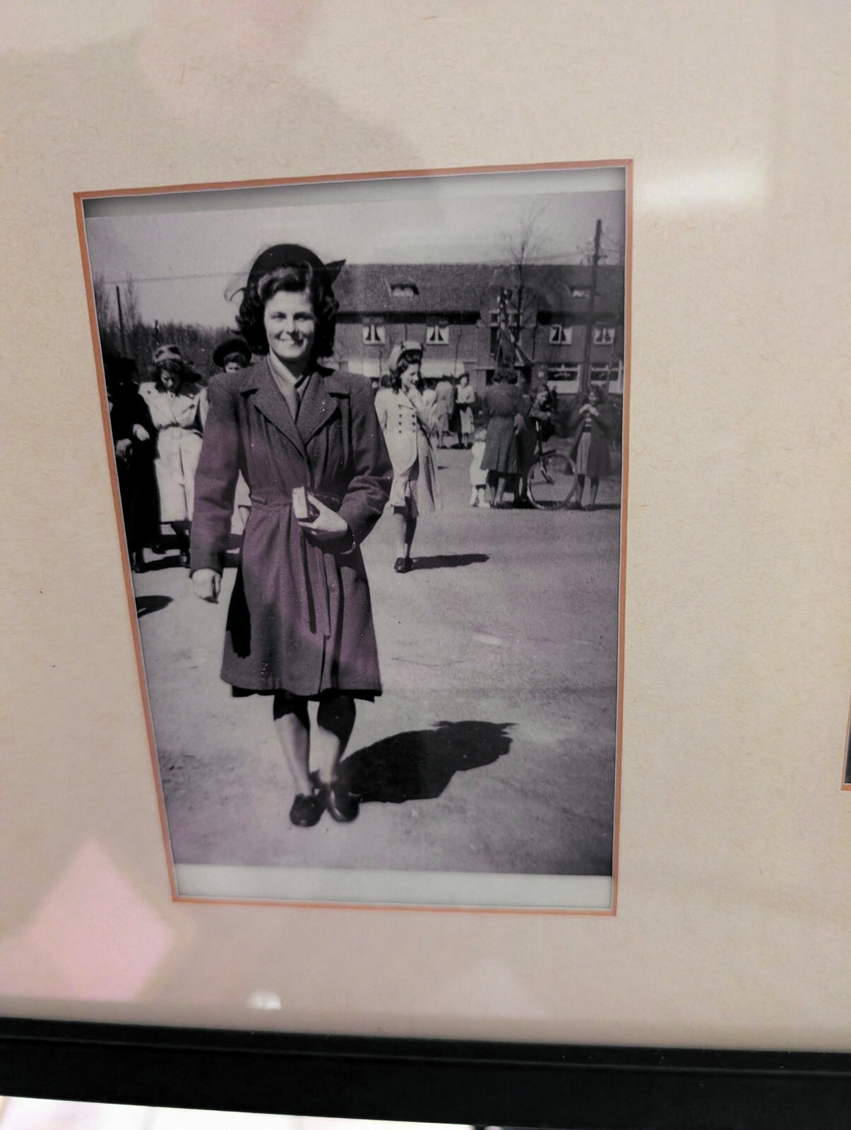 Annie Weusthof in haar jongere jaren na de kerkdienst in Rossum.jpg