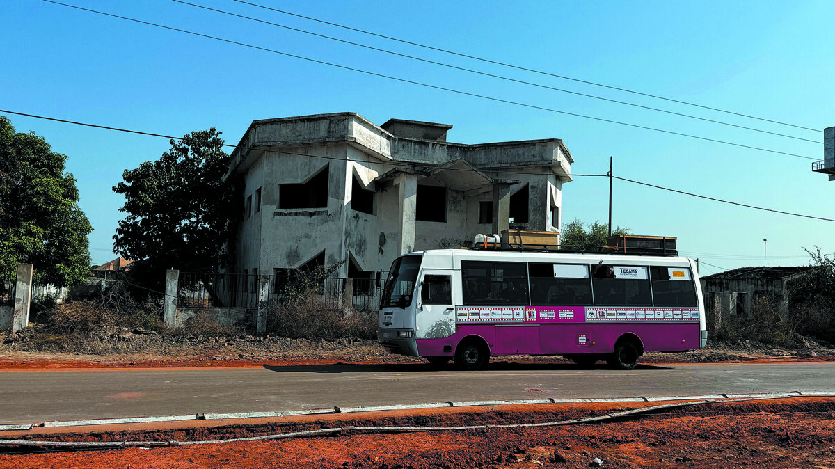 Gambia Bus voor het ROC gebouw.jpeg