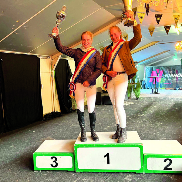 lgemeen kampioen pony’s Melle Johannink en algemeen kampioen paarden Ann-Christien Baumann.jpg
