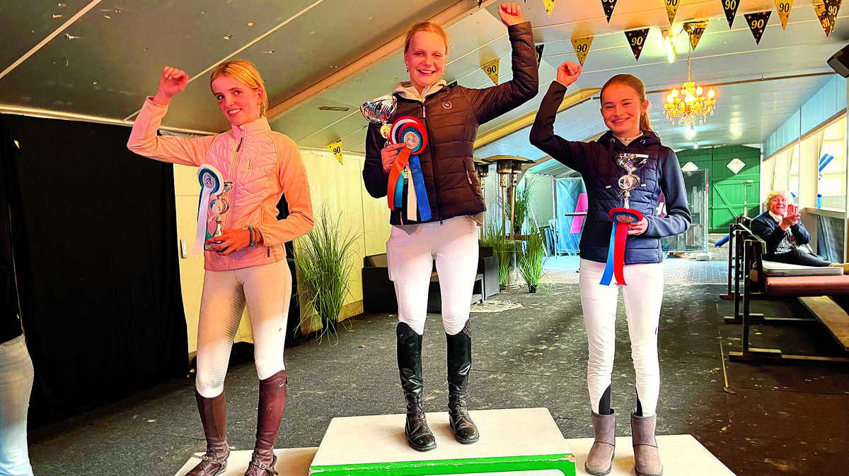 Podium prijswinnaars dressuur pony's .jpg