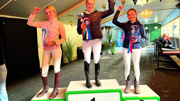Podium prijswinnaars dressuur pony's .jpg