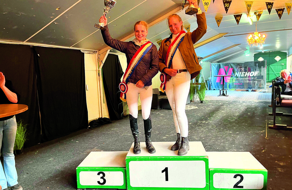 lgemeen kampioen pony’s Melle Johannink en algemeen kampioen paarden Ann-Christien Baumann.jpg