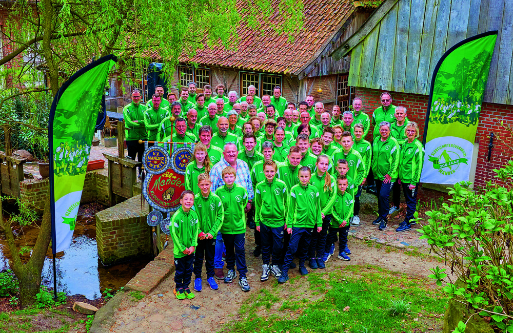 Foto 4. KV Mander in nieuwe clubtenue