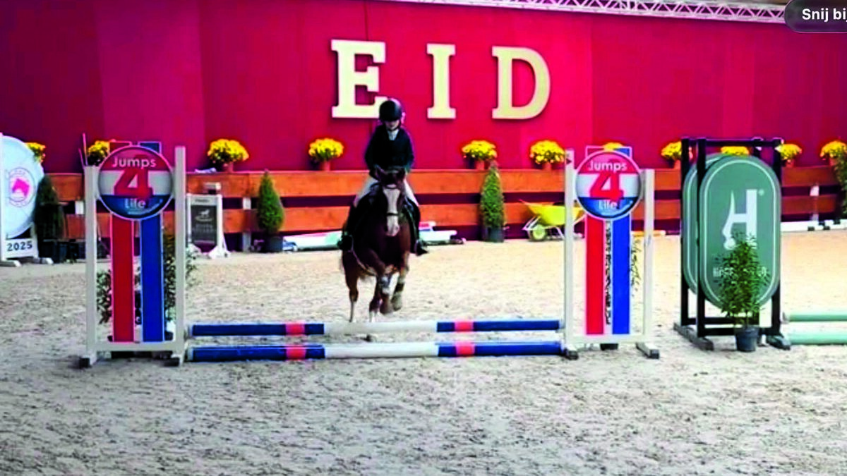 Linou Scholten in actie tijdens har winnende rit  met Love Divine Loes