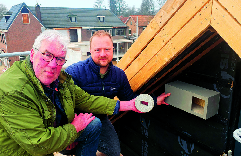 Harm Bossink van Aannemersbedrijf Niehof en Hans Bolscher van de Vogelwerkgroep Ootmarsum met de eerste gierzwaluwkast voor de nieuwbouw Bosch Hook.jpg
