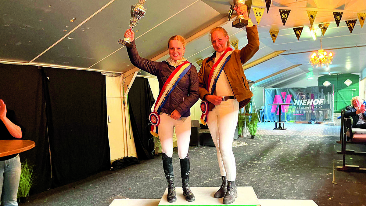 lgemeen kampioen pony’s Melle Johannink en algemeen kampioen paarden Ann-Christien Baumann.jpg