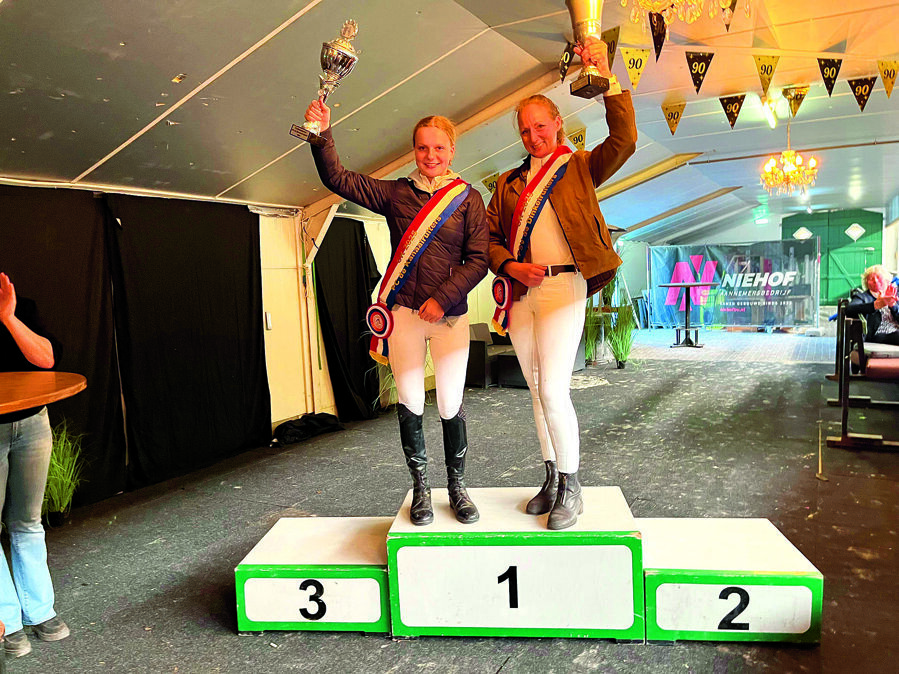 lgemeen kampioen pony’s Melle Johannink en algemeen kampioen paarden Ann-Christien Baumann.jpg