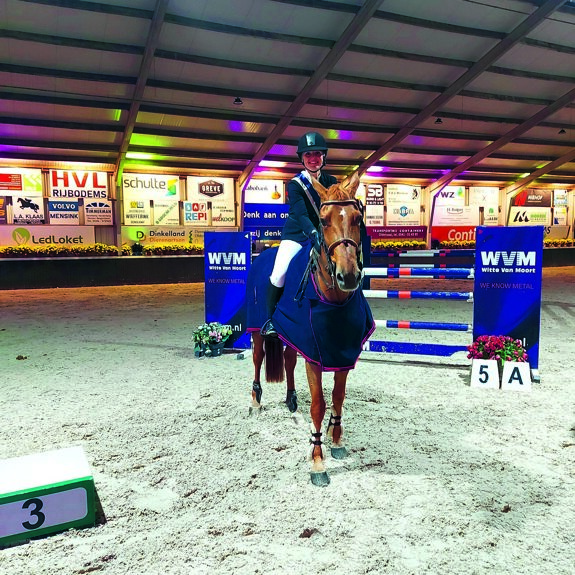 Dafne Helthuis bij de prijsuitreiking na haar overwinning in het masters springen.jpg