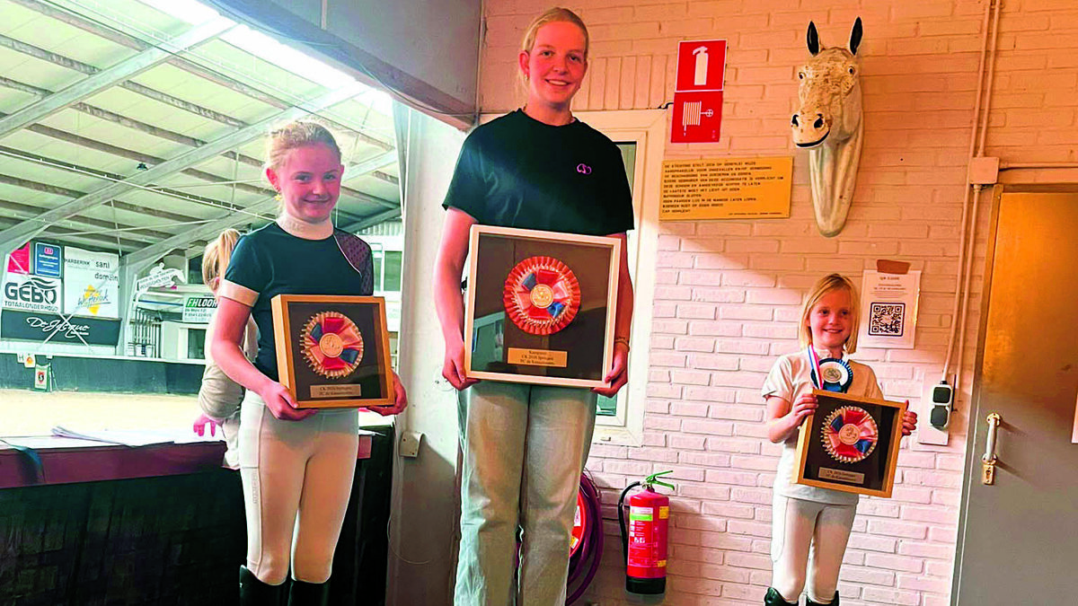 springen pony’s met Tess Groener op 1, Fleur Koop op 2 en Linou Scholten op 3 
