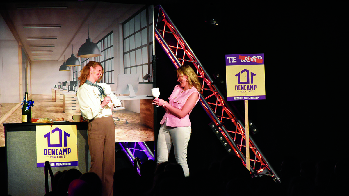 Fraukje Roeleveld en Liz Greven in het makelaarskantoor.JPG