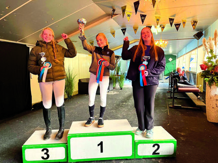 Podium prijswinnaars springen pony's .jpg