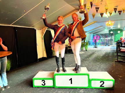 lgemeen kampioen pony’s Melle Johannink en algemeen kampioen paarden Ann-Christien Baumann.jpg