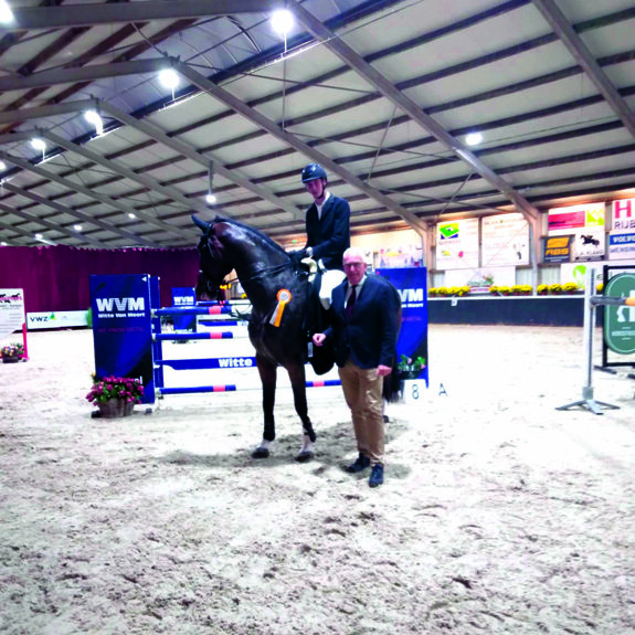 Stijn Roelink met Joyride  tijdens de prijsuitreiking 1e in de klasse 1.35 m.jpg