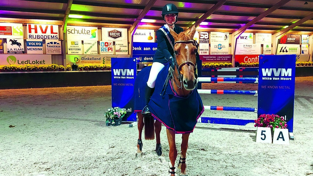 Dafne Helthuis bij de prijsuitreiking na haar overwinning in het masters springen.jpg