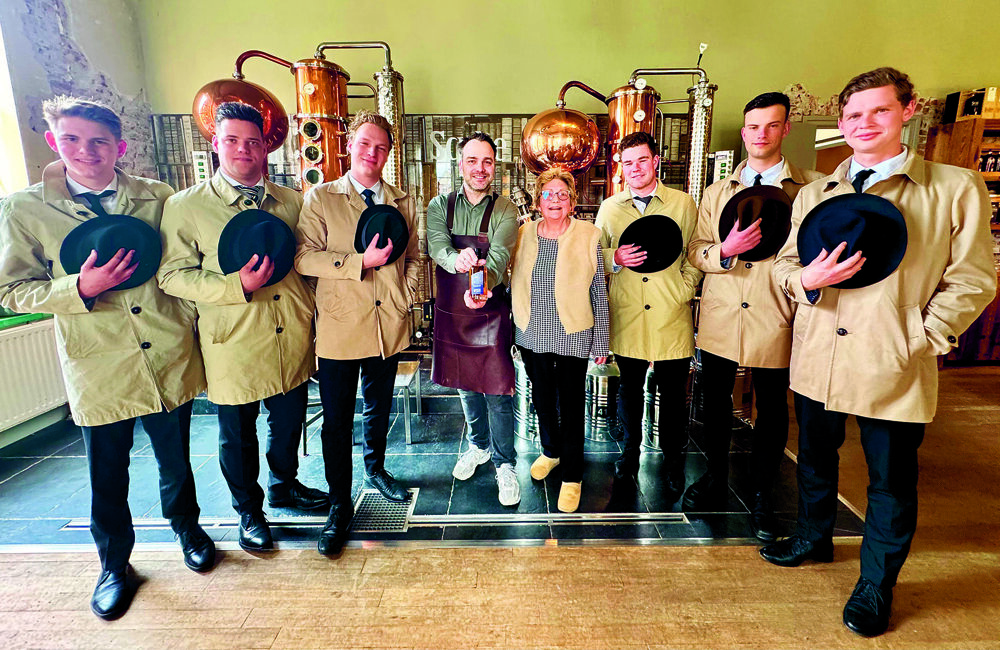 De poaskeerls met de nieuwe Paas-whisky in stokerij Sculte..jpeg