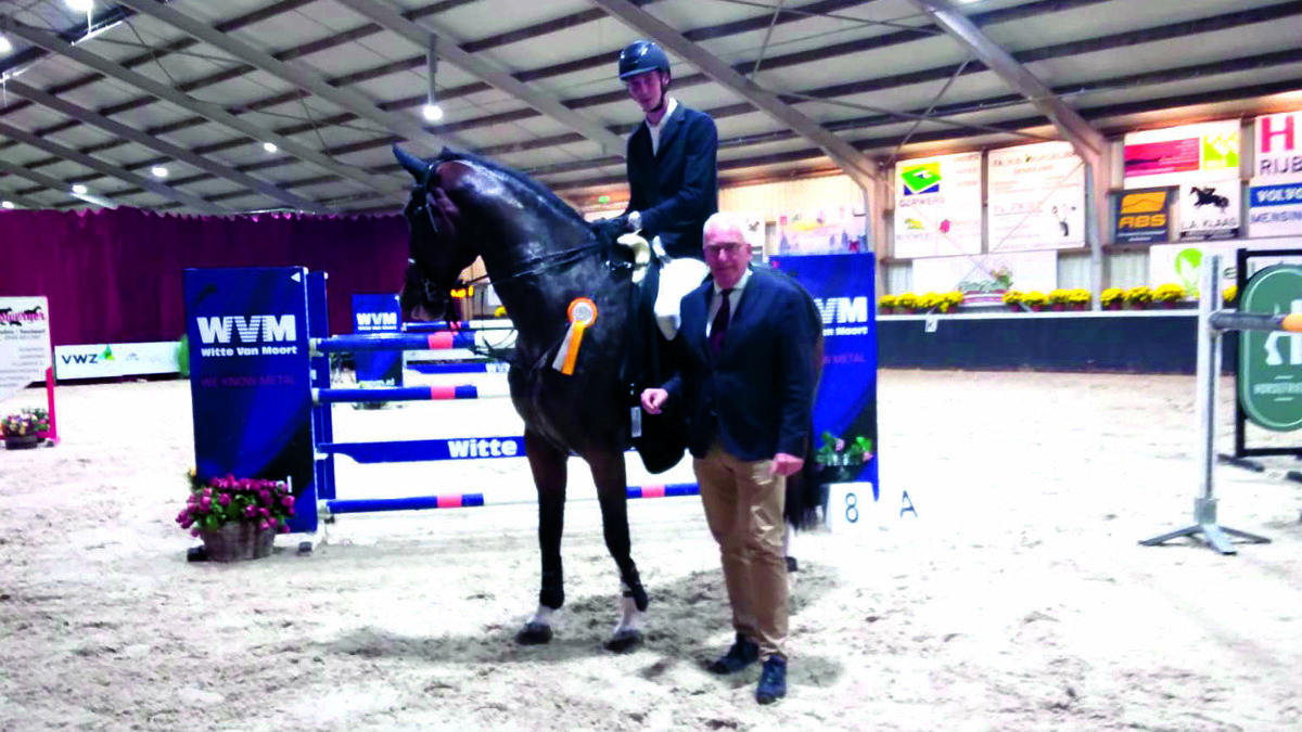 Stijn Roelink met Joyride  tijdens de prijsuitreiking 1e in de klasse 1.35 m.jpg