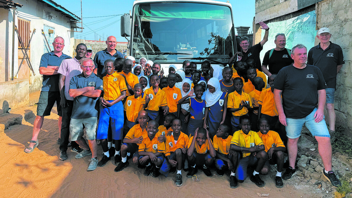 Gambia Groepsfoto overdracht.jpeg