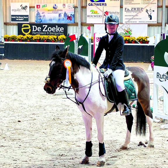 Femke Quinten met Amor 2 x eerste bij de pony’s.jpg