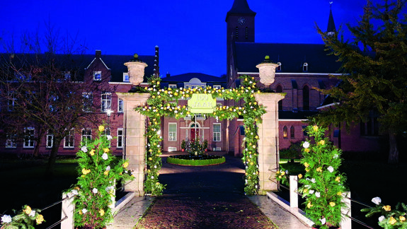 4. Het jubilerende klooster is 's avonds prachtig verlicht!.jpg