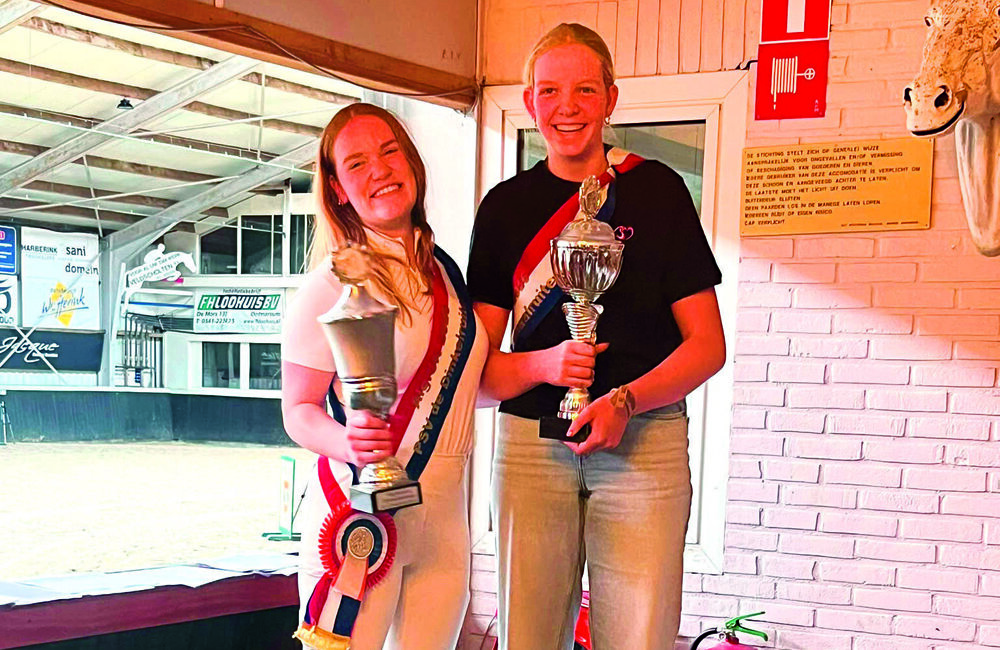 Algemeen kampioen pony’s Tess Groener en algemeen kampioen paarden Julia Wiefferink