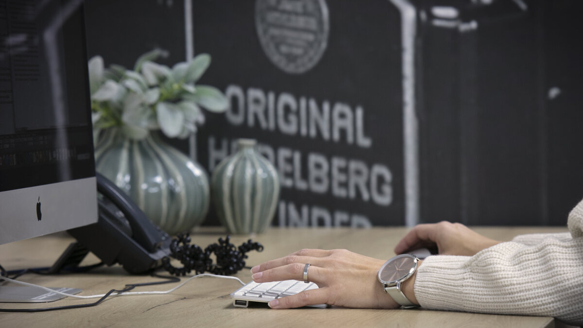 Buro+handen toetsenbord 1.jpg