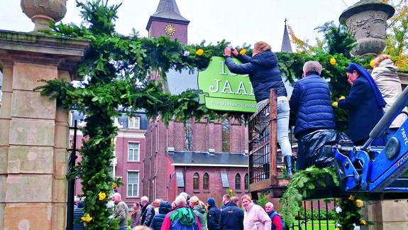 1. Ook zuster Inge en zuster Reinalda wagen zich op grote hoogte..jpg