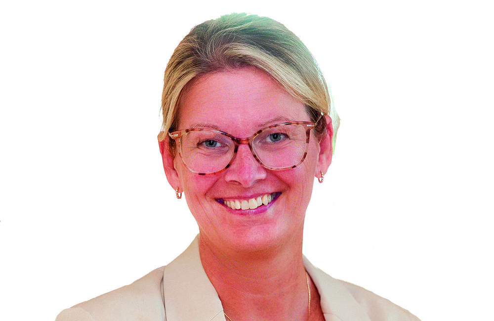 Wethouder Manon Olde Meule zakelijk