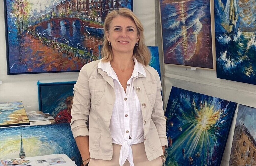 Nathalie met schilderijen