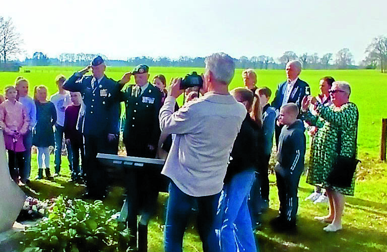 Eregroet door veteranen Willy Bruns en Tonnie Eijsink.jpg